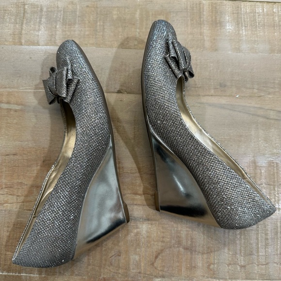 Bandolino metallic sparkles silver bow round toe wedge heels shoes - Picture 5 of 17